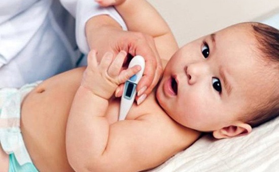 Không nên lau mát cho bé bằng nước đá
