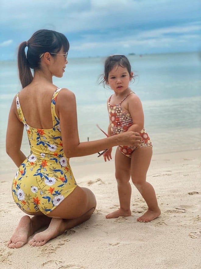 Mới đây, siêu mẫu Hà Anh đã khoe ảnh diện bikini chụp cùng con gái. Tuy nhiên Hà Anh quyến rũ và nuột nà vô cùng nhưng bé Myla lại mới là nhân vật chiếm trọn spotlight. Nhiều người cho rằng con gái Hà Anh có thần thái và tố chất làm người mẫu giống mẹ.