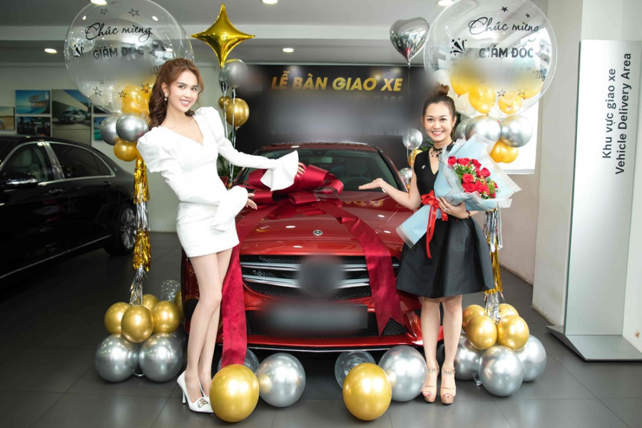 ngoc-trinh-chi-tien-ty-mua-o-to-hang-sang-tang-cho-nhan-vien-9079d336
