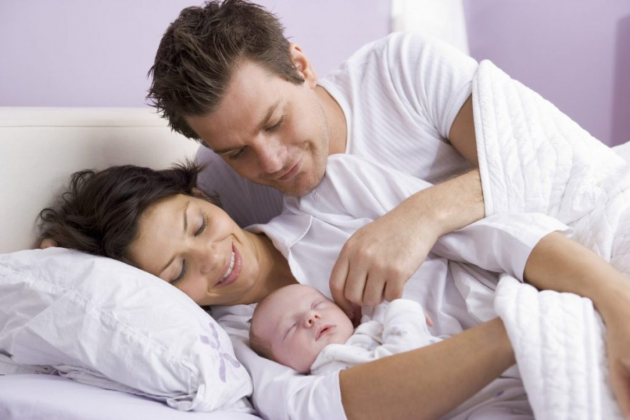 Các chuyên gia khuyến cáo không nên để trẻ sơ sinh ngủ chung giường với người lớn. (Ảnh minh họa)