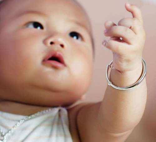 Cho trẻ nhỏ đeo lắc bạc có thể gây ra nhiều tai nạn cho trẻ 