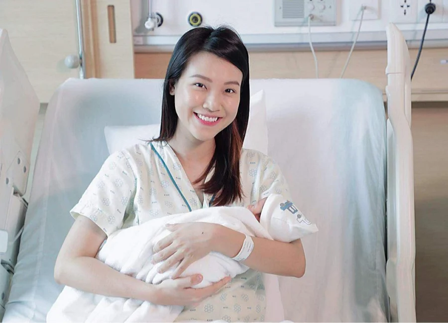 Ngày 8/8 vừa qua, MC Hoàng Oanh chính thức thông báo đã hạ sinh con trai đầu lòng, cô sinh con một mình mà không có ông xã bên cạnh. Nhớ lại quá trình vượt cạn, Hoàng Oanh vẫn không quên được những cảm xúc thiêng liêng kì diệu đó. Vào khoảng tuần 33, cô từng bị doạ sinh non vì em bé quay đầu khá sớm, Hoàng Oanh đã phải trải qua hơn 1 tháng chỉ nằm ở nhà để dưỡng thai. Tuy nhiên, nữ MC không thể cố gắng đến tuần 40 nên đã sinh con ở tuần 37 của thai kì. Cô cho biết chỉ sinh con trong vòng khoảng 15 phút và bất ngờ vì quá trình vượt cạn nhanh như vậy.