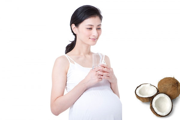 Uống đủ nước giúp mẹ bầu mang thai khỏe mạnh