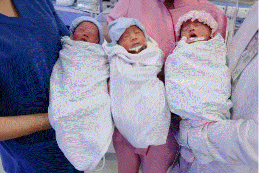 Ca sinh 3 đặc biệt: Mẹ trẻ sinh một lần 2 trai, 1 gái