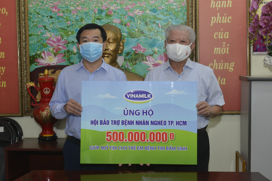 Ông Đỗ Thanh Tuấn, Giám đốc Đối ngoại công ty Vinamilk trao tặng kinh phí mổ tim cho trẻ em có hoàn cảnh khó khăn đến Hội Bảo trợ Bệnh nhân nghèo Tp.HCM.
