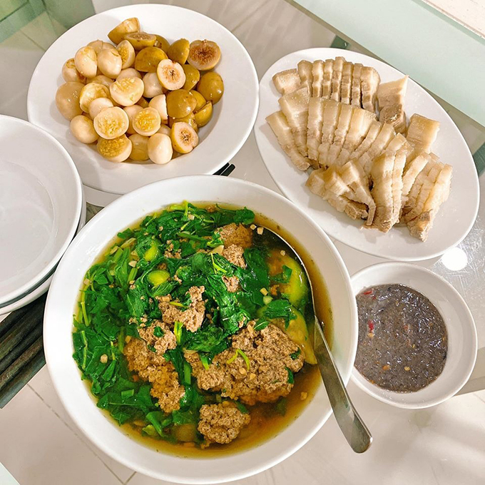Mâm cơm giản di nhưng rất hấp dẫn ai nhìn vào cũng mê