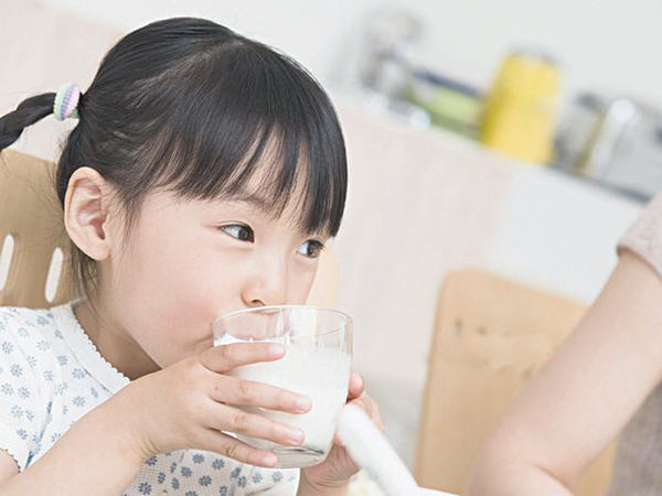 Sữa giàu canxi giúp trẻ tăng chiều cao