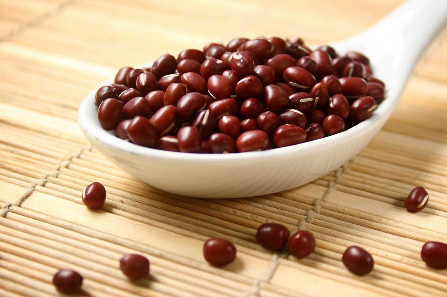 Để làm bùa đậu đỏ, hãy chọn những hạt đậu đỏ to, căng mẩy, hạt có màu đỏ thẫm, càng đỏ càng tốt và đặc biệt không được bị sâu mọt