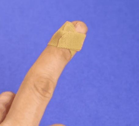 Làm cách này miếng urgo sẽ dính chặt và không dễ dàng bị bong ra khi bạn cử động ngón tay.