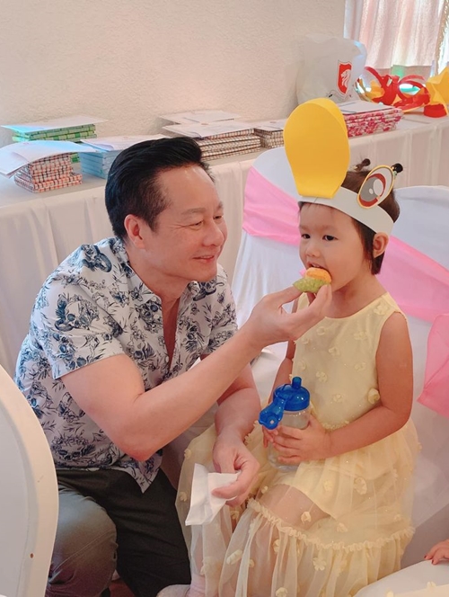 Chồng Phan Như Thảo chăm sóc con gái.