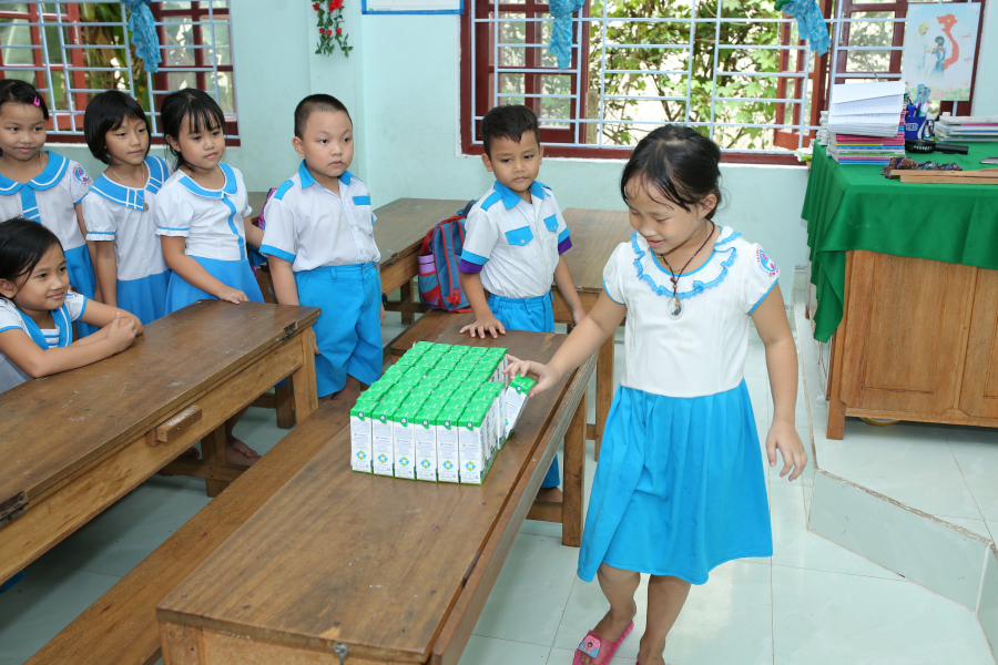 Chương trình Sữa học đường được tỉnh Quảng Nam và Vinamilk triển khai từ tháng 6/2020 dành cho 33.000 trẻ em thuộc 6 huyện miền núi của tỉnh