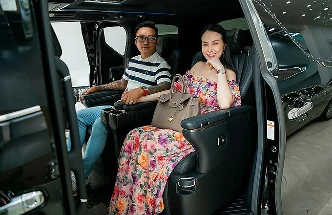 Hậu rút lui khỏi showbiz, Tuấn Hưng đã thực hiện lời hứa đưa bà xã đi mua xế hộp tiền tỷ để cảm ơn khoảng thời gian qua đã luôn bên cạnh lo lắng cho anh và các con có được cuộc sống hạnh phúc. Được biết, chiếc xe hơi này thuộc thương hiệu nổi tiếng có giá hơn 4 tỷ đồng. Hương Baby hạnh phúc tiết lộ ông xã thấy vợ phải đi công tác nhiều nhưng hay mỏi lưng, chỉ cần ngồi lâu một chút là đau không chịu nổi vì sinh nở quá dày, vì vậy anh dồn tiền, mua tặng vợ chiếc xe 7 chỗ có khoang ghế rộng, trang bị tính năng làm mát và đệm đỡ chân.