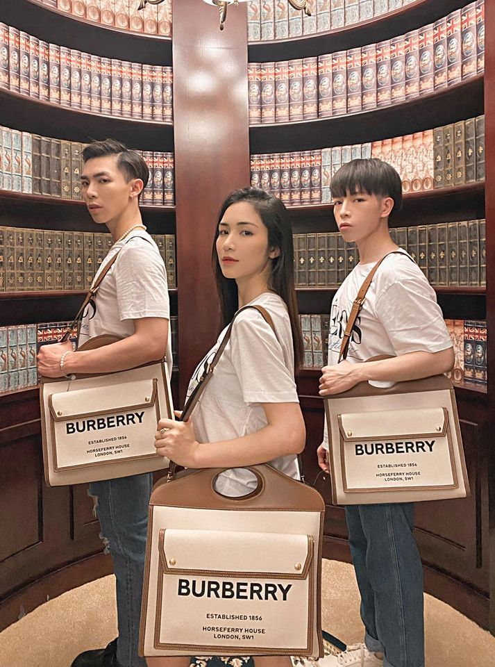 Mới đây, Đức Phúc đăng tải hình ảnh các thành viên trong 'gia đình hoa dâm bụt' cùng đeo một chiếc túi hiệu. Không chỉ thế, cả ba người còn chơi lớn diện quần áo tông xuyệt tông kèm lời chia sẻ: