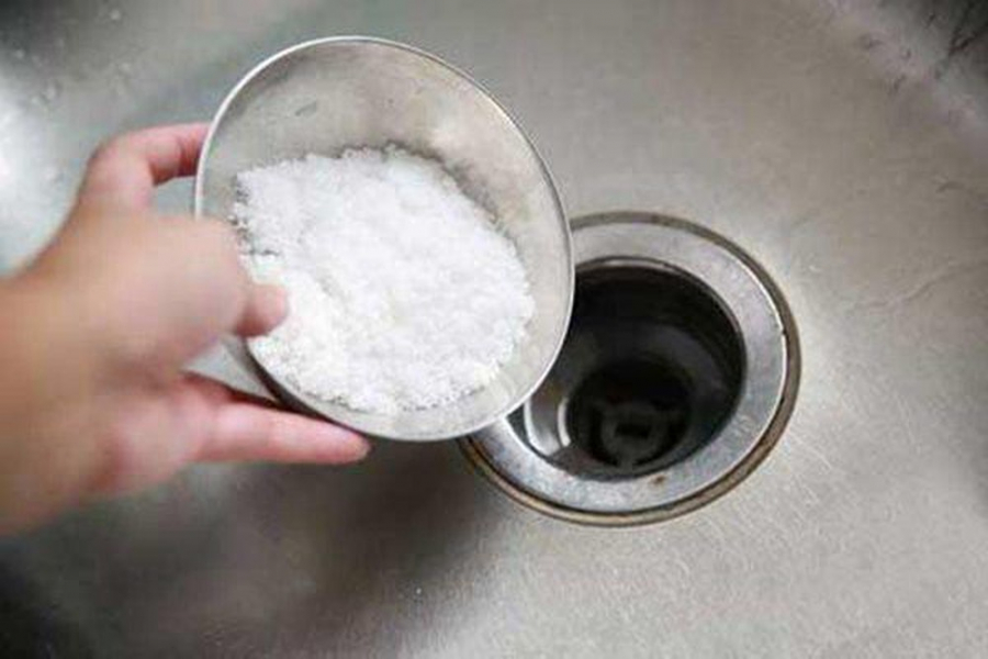 Đổ bát muối vào máy giặt