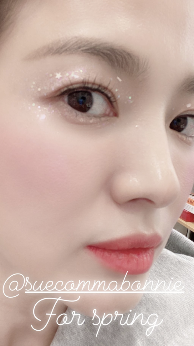 Bức ảnh được Hye Kyo tự chụp với mục đích để khoe kiểu trang điểm mắt lấp lánh nhưng điều đáng chú ý lại là làn da trắng hồng không 1 chút khuyết điểm dù cô đã bước vào độ tuổi tứ tuần