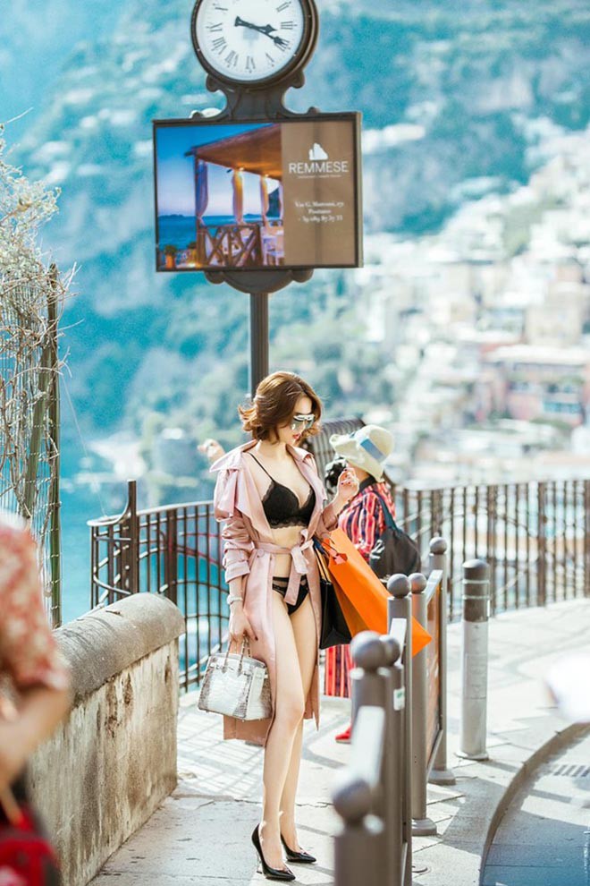 Ngọc Trinh còn có lần biến nội y thành trang phục dạo phố của mình khiến khán giả không khỏi ngạc nhiên.