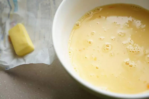 Bỏ bơ vào trứng rán ngon hơn rất nhiều