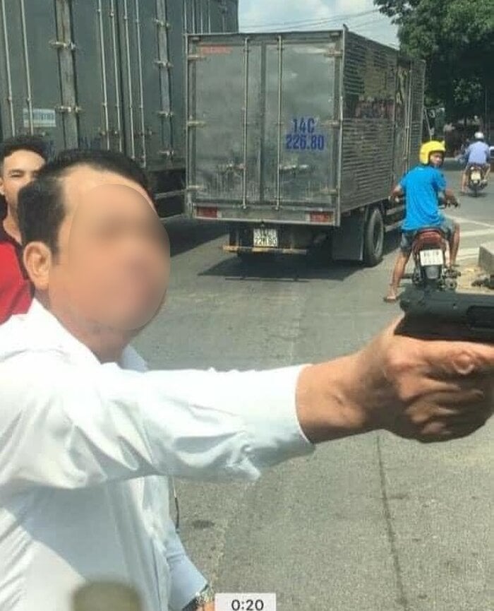 Người đàn ông cầm vật giống súng đe dọa người tham gia giao thông