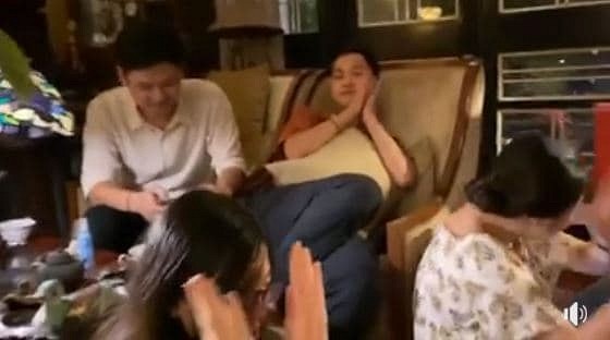 Mẹ và các con Thanh Lam hưởng ứng nhiệt tình khi bạn trai cô hát.