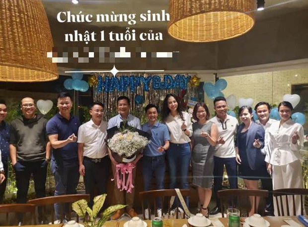 Mới đây, sau 1 tháng sinh con, Đàm Thu Trang đã lộ diện và gây bất ngờ khi mặc trang phục ôm sát, khoe body thon thả. Bức ảnh được Cường Đô La chia sẻ trong buổi tụ họp cùng các thành viên trong công ty. Dù mới sinh nhưng Đàm Thu Trang nhanh chóng lấy lại vóc dáng chuẩn như thời con gái. Như vậy, Đàm Thu Trang chính thức được xếp vào hội những mỹ nhân sở hữu phong độ và body đẹp đáng nể chỉ 1 thời gian ngắn ngủi sau sinh.