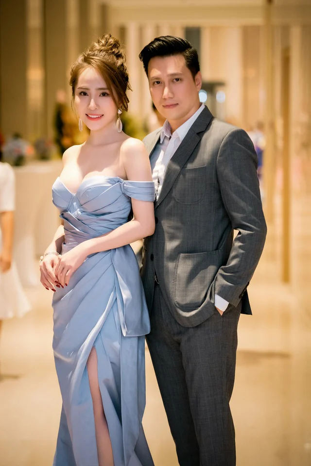 Ngày 7/9, Quỳnh Nga tổ chức buổi sinh nhật đón tuổi 32 cùng những diễn viên đình đám. Khán giả không ngớt chúc Quỳnh Nga và tấm tắc khen nữ diễn viên dù đã ngoài tuổi 30 vẫn trẻ trung, xinh đẹp. Tuy nhiên có một điều khiến công chúng đặc biệt chú ý chính là những khoảnh khắc kề sát nhau của Quỳnh Nga và Việt Anh. Trong bức hình cả hai đứng sát sàn sạt và thể hiện tình cảm thân thiết. Hành động này khiến nhiều người dám chắc rằng mối quan hệ của hai người không đơn thuần chỉ là tình bạn.