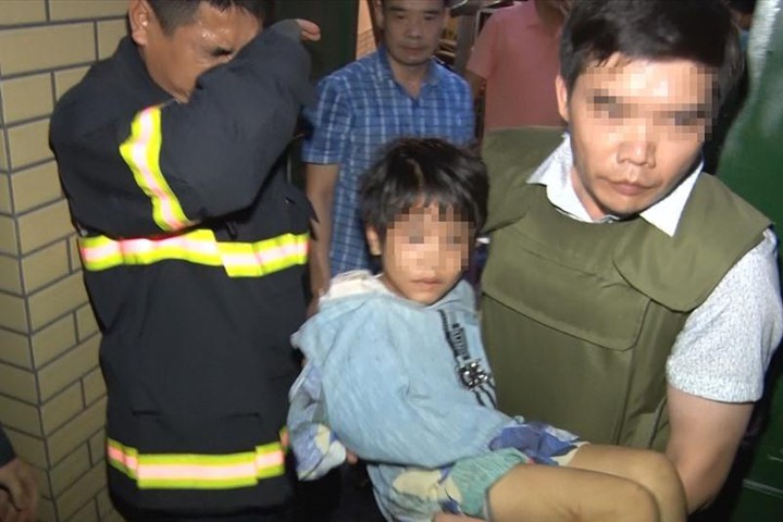 Hình ảnh bé gái được giải cứu khỏi sự bạo hành của bố và người tình tại Bắc Ninh