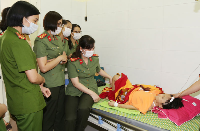Hội phụ nữ Công an tỉnh đã đến viện thăm và tặng quà bé N. A., mong cháu nhanh hồi phục để trở lại trường học. Nguồn: Báo Bắc Ninh.