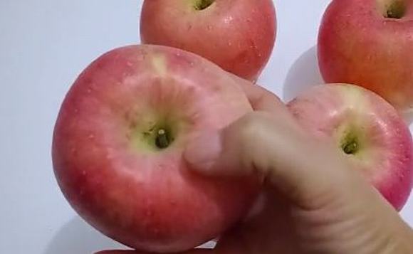 Hãy thử ấn tay vào táo giúp chọn táo ngon