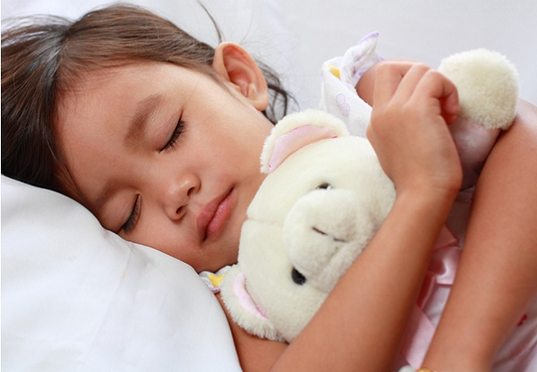 Cho con ngủ đúng giờ giúp trẻ cao lớn