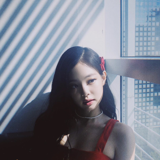 Jennie cũng rất hay sử dụng những chiếc kẹp nơ bản to kẹp lệch 1 bên tóc nhìn vô cùng xinh đẹp ngọt ngào mà cũng không kém phần sang chảnh như 1 nàng tiểu thư thực thụ
