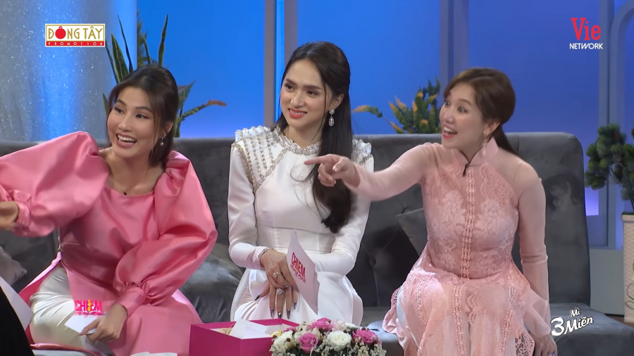 Mới đây, Diễm My 9x kể về bạn trai của mình và tiết lộ mối quan hệ này là nghiêm túc để tiến đến hôn nhân. Khi được hỏi tin đồn sắp lên xe hoa, thì cô lại tỏ ra bối rối. Để gỡ rối cho cô bạn, Lan Ngọc liền lên tiếng: