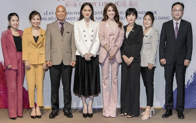 Mới đây, xuất hiện trong một sự kiện mừng Hương Giang lên chức CEO, Ngọc Trinh thu hút sự chú ý của fan cũng như truyền thông, khoảnh khắc chạm trán của hai người đẹp lập tức được đưa ra so sánh. Bên cạnh vẻ đẹp
