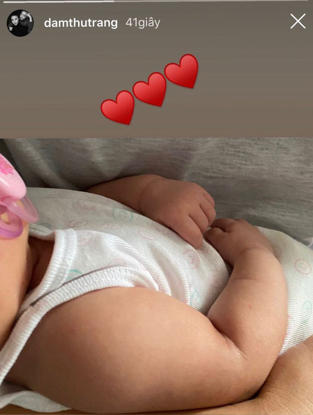 Mới đây, Đàm Thu Trang tiếp tục đăng tải hình ảnh của con gái lên Instagram cá nhân. Dù không nhìn thấy mặt nhưng ai cũng thấy Suchin đang khoanh tay ngủ vô cùng đáng yêu. Một điều dẽ nhận ra là dù mới 1 tháng tuổi nhưng tay chân của cô công chúa đã trộm vía mũm mĩm khiến ai cũng thích thú muốn được cưng nựng.