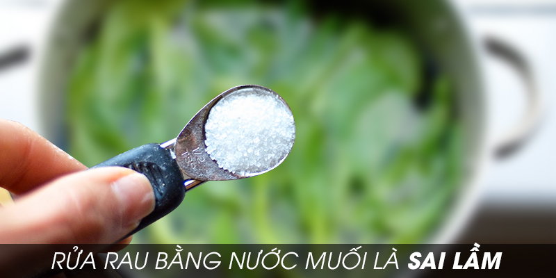 rua-rau-bang-nuoc-muoi-la-sai-lam-01