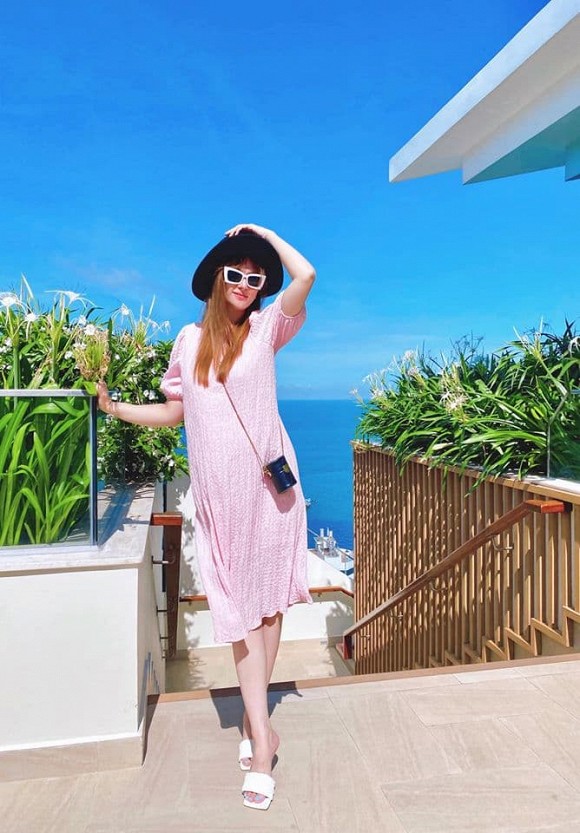 Thu Thủy xinh đẹp khi đi biển với gia đình dù đang mang bầu tháng thứ 7