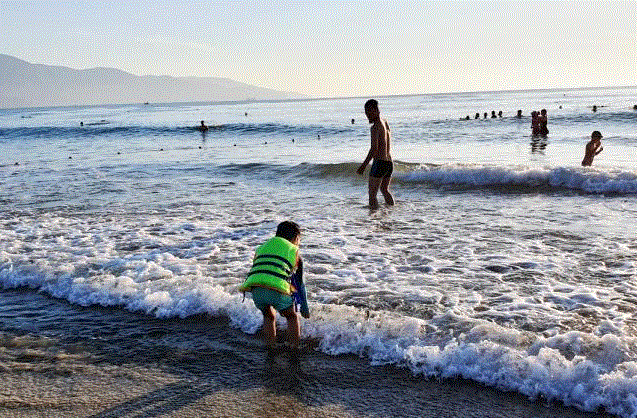 Nhiều em nhỏ cũng theo gia đình ra biển chơi đùa