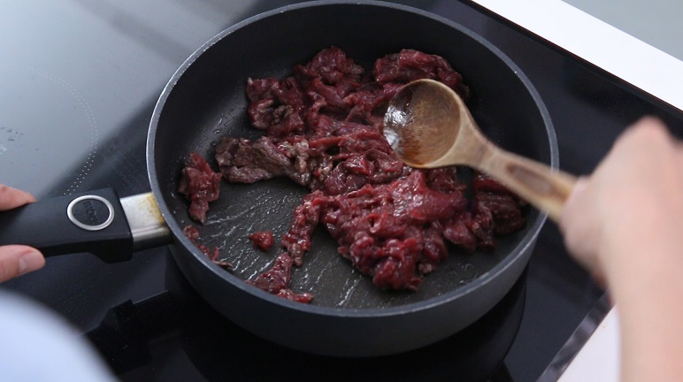 Đun sôi dầu rồi mới bỏ thịt bò vào xào là một trong những sai lầm khiến món ăn kém ngon.