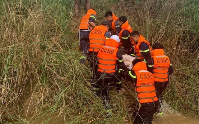 Phải mất xuyên đêm tìm kiếm, thi thể nữ sinh mới được phát hiện và đưa về bàn giao cho cơ quan chức năng