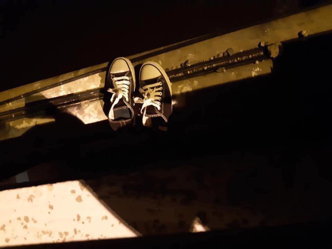 Người dân phát hiện có một đôi giày trên khu vực Cầu Hiếu, nghi có người tự tử nên trình báo với cơ quan chức năng