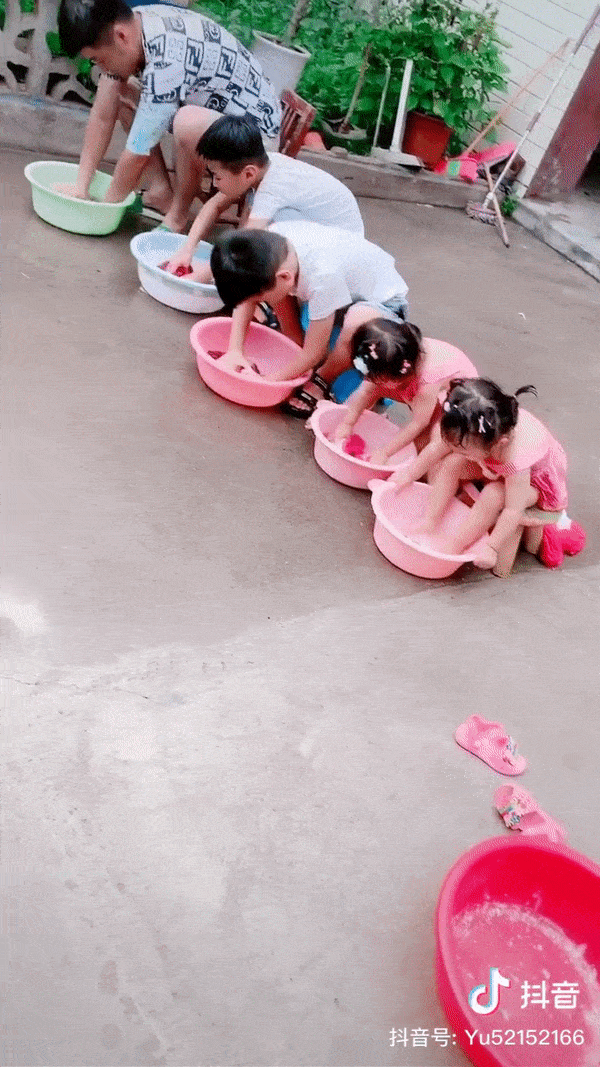 Hành động lém lỉnh của bé gái
