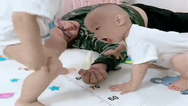 Nhanh ăn đi không kem chảy hết bây giờ