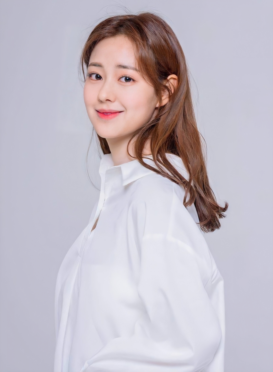 Hoa hậu truyền thống Hàn Quốc - Shin Seulgi lại bất ngờ nhận được sự ủng hộ và quan tâm to lớn của giới truyền thông nhờ sở hữu vẻ đẹp trong trẻo, gương mặt tươi sáng, ngũ quan hài hòa, vừa rạng rỡ vừa dịu dàng đúng chuẩn truyền thống.