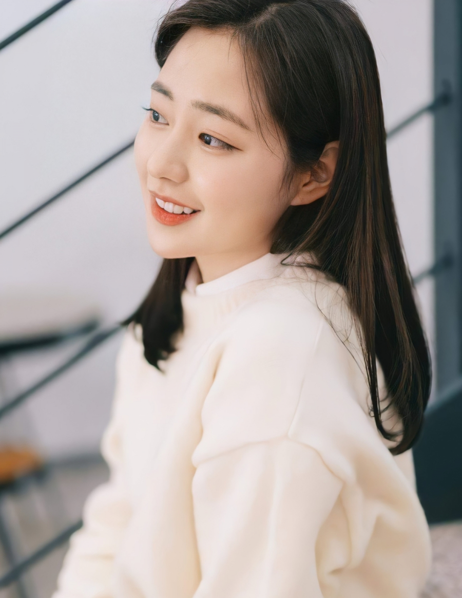 Nhan sắc đời thường của nàng tân hoa hậu trẻ tuổi càng khiến người ta thêm yêu nhan sắc tinh khiết như bông hoa tuyết xinh đẹp của cô