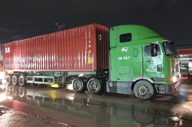 Chiếc container cán trúng 2 dì cháu.    