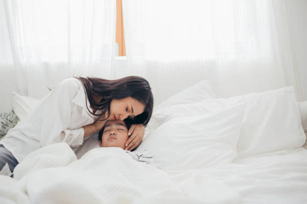 Giao mùa là thời điểm các mẹ thường lo lắng vì trẻ dễ ốm, sốt