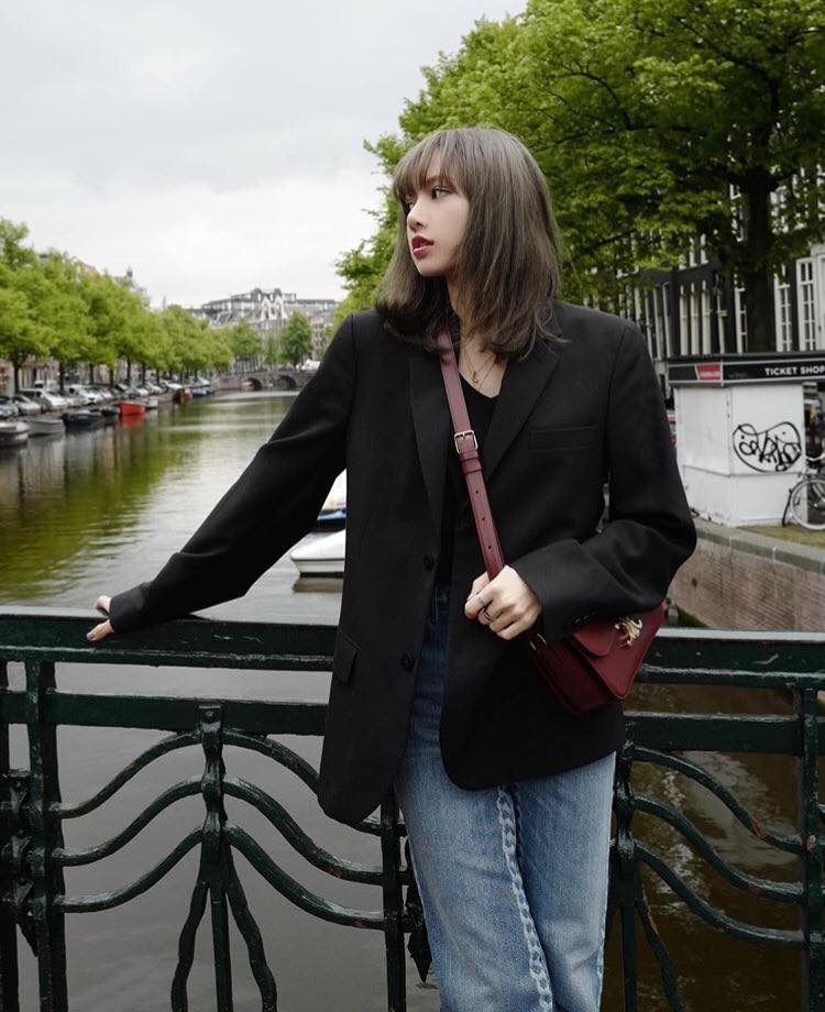 Lisa kết hợp đơn giản giữa blazer tối màu, trong cũng là 1 chiếc áo mỏng tối màu với quần jean ống suông vừa tạo cảm giác thoải mái lại vừa thời thượng