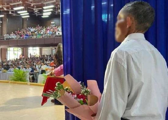 Hình ảnh người cha cầm bó hoa, đứng nép sau cánh gà chờ đợi con gái được vinh danh trong lễ tốt nghiệp như 