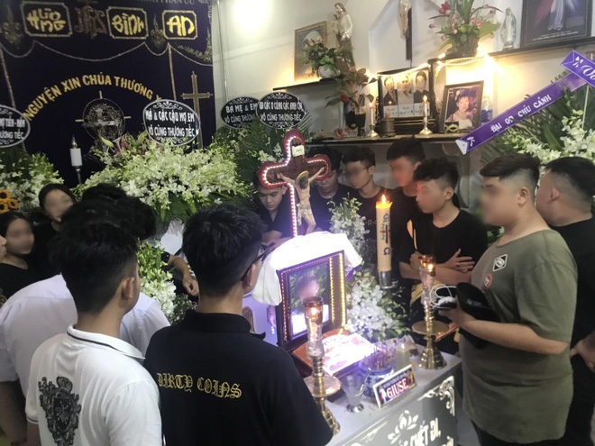Bạn bè đến chia buồn cùng với nam sinh