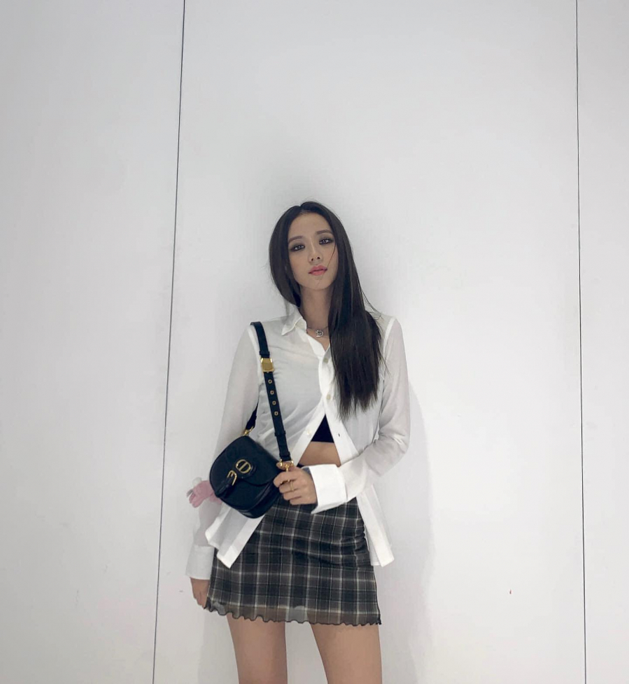 Hoặc có thể là áo croptop kết hợp 1 chiếc sơ mi mỏng bên ngoài nhìn đơn giản nhưng lại toát lên sự sang chảnh thanh lịch và không kém phần xu hướng