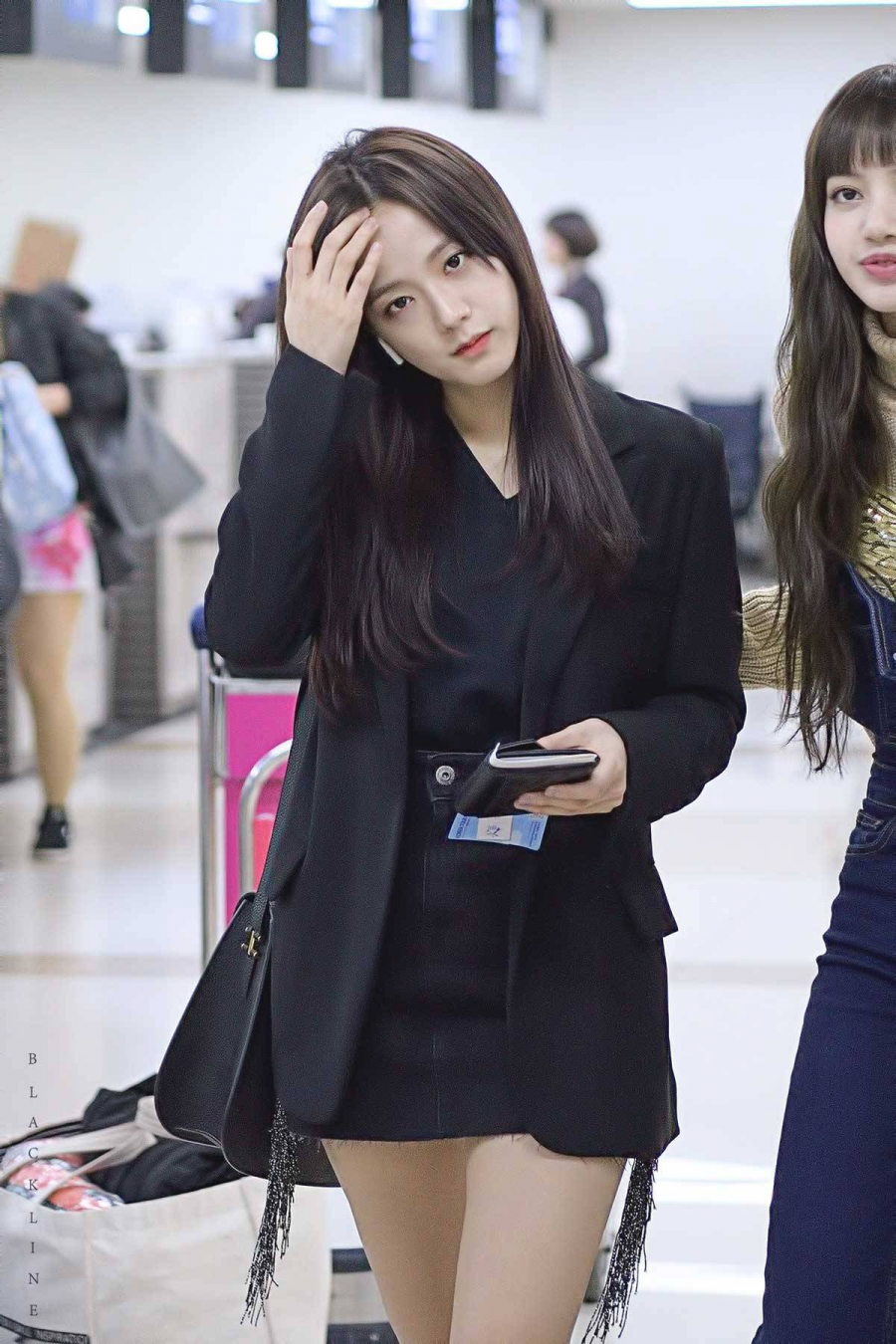 Có lẽ Jisoo thích nhất là mix những chiếc chân váy hoặc váy ngắn với blazer.